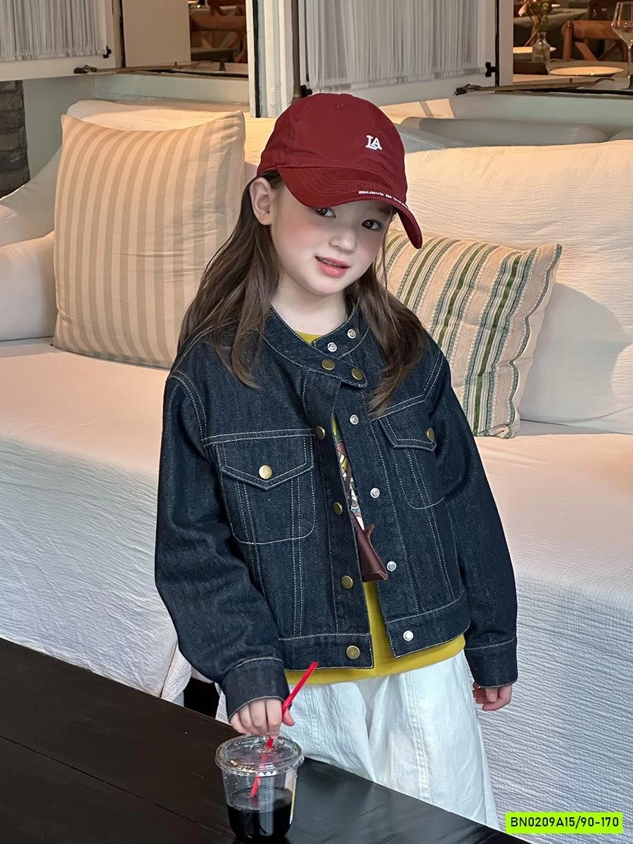 KHOÁC JEANS CỔ TRỤ CÚC VÀNG 25F008 AMBB