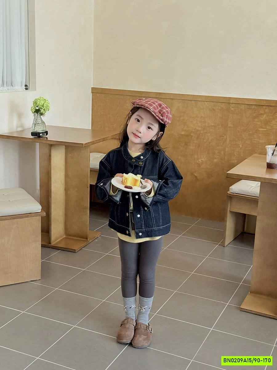 KHOÁC JEANS CỔ TRỤ CÚC VÀNG 25F008 AMBB