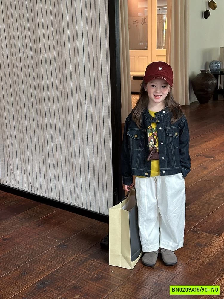 KHOÁC JEANS CỔ TRỤ CÚC VÀNG 25F008 AMBB