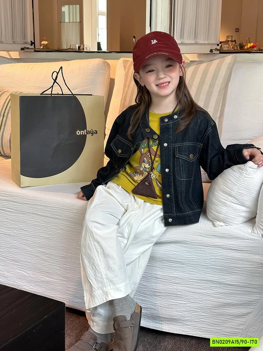 KHOÁC JEANS CỔ TRỤ CÚC VÀNG 25F008 AMBB