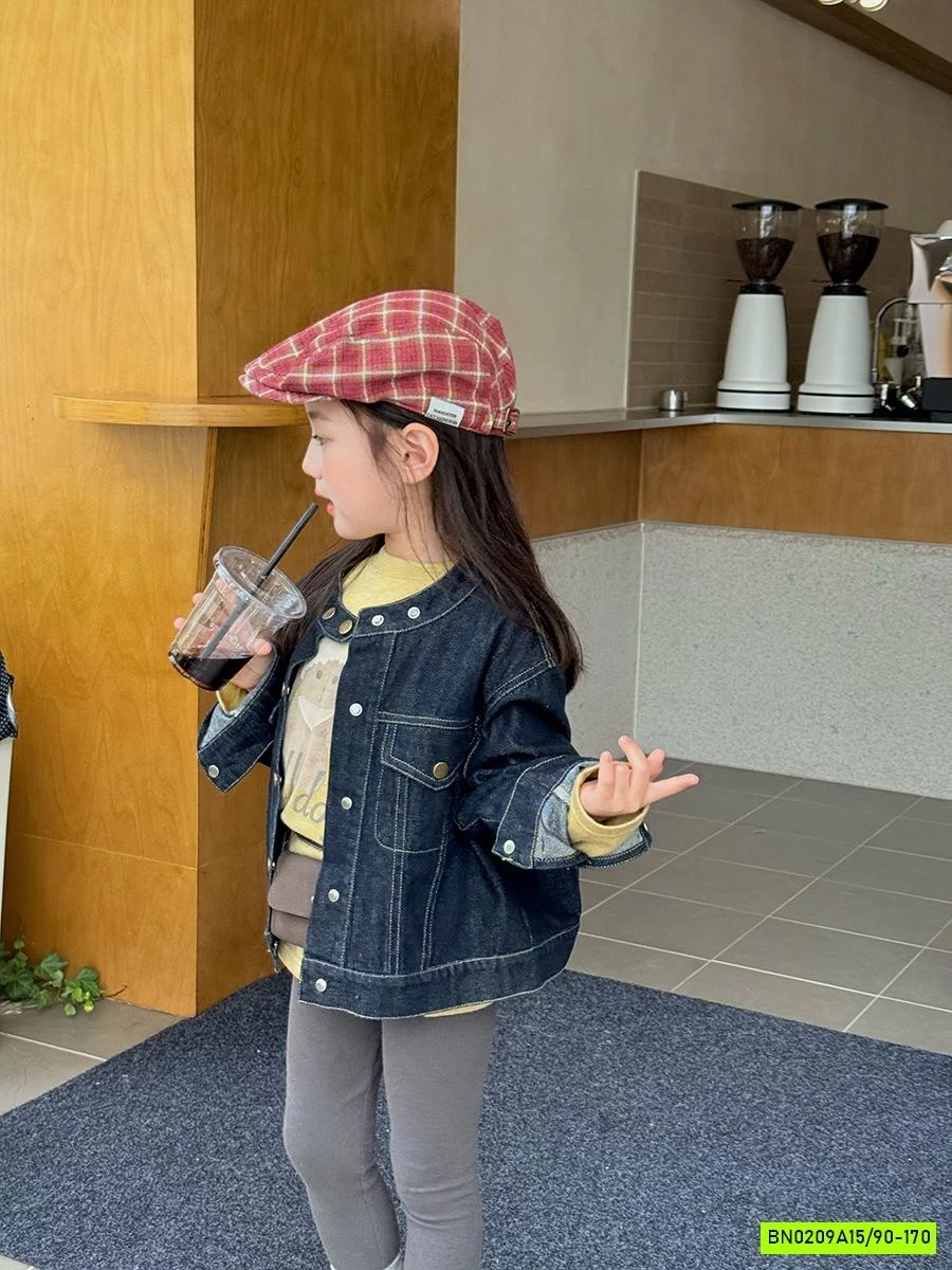 KHOÁC JEANS CỔ TRỤ CÚC VÀNG 25F008 AMBB