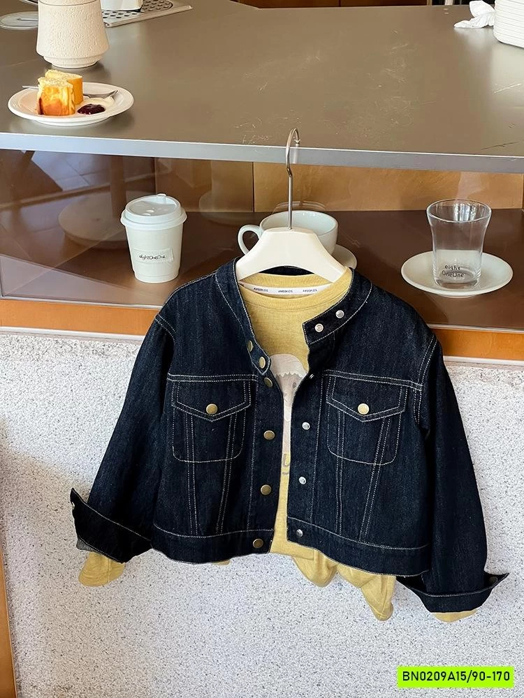 KHOÁC JEANS CỔ TRỤ CÚC VÀNG 25F008 AMBB