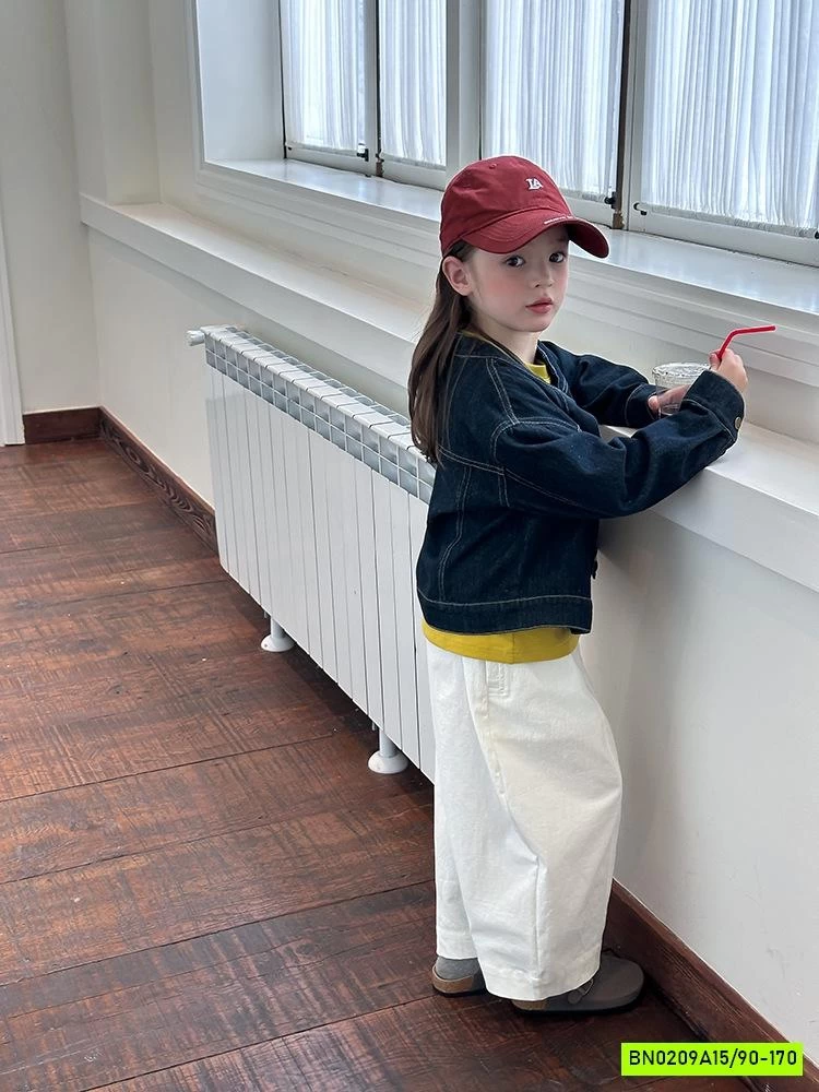 KHOÁC JEANS CỔ TRỤ CÚC VÀNG 25F008 AMBB