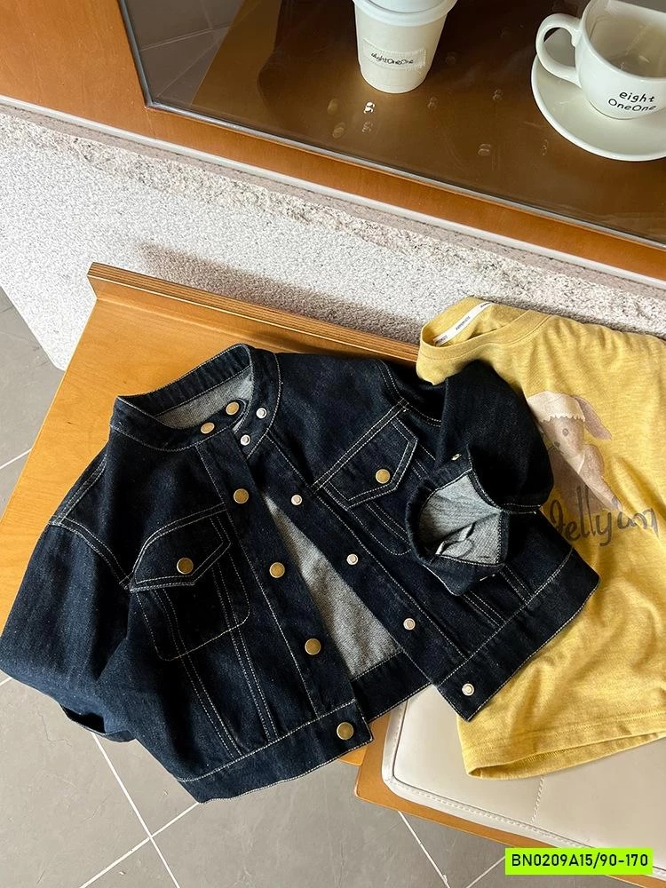 KHOÁC JEANS CỔ TRỤ CÚC VÀNG 25F008 AMBB