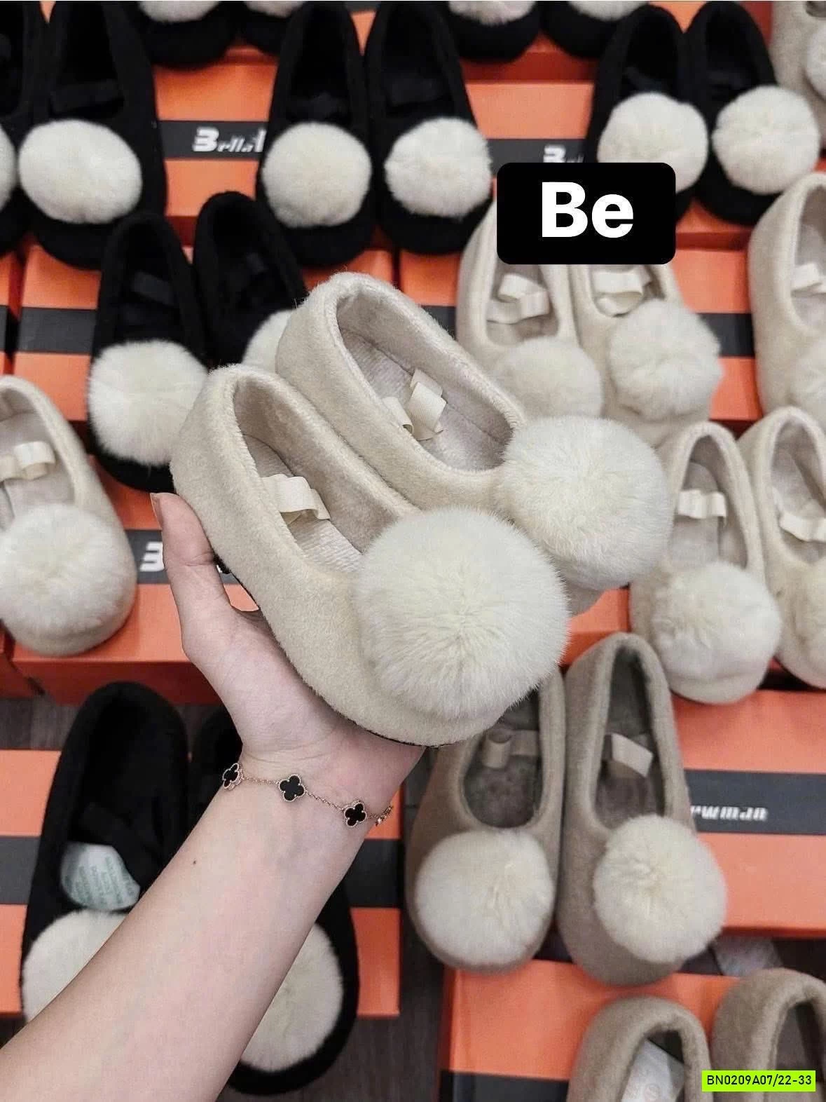 GIÀY NHUNG GẮN QUẢ BÔNG bellanewman