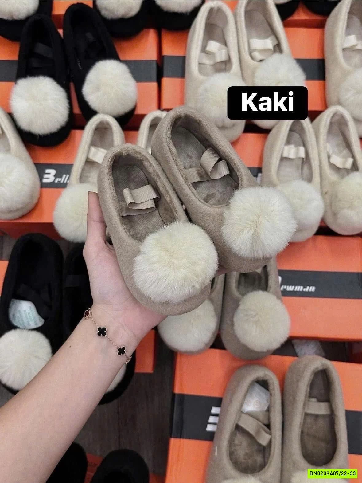 GIÀY NHUNG GẮN QUẢ BÔNG bellanewman