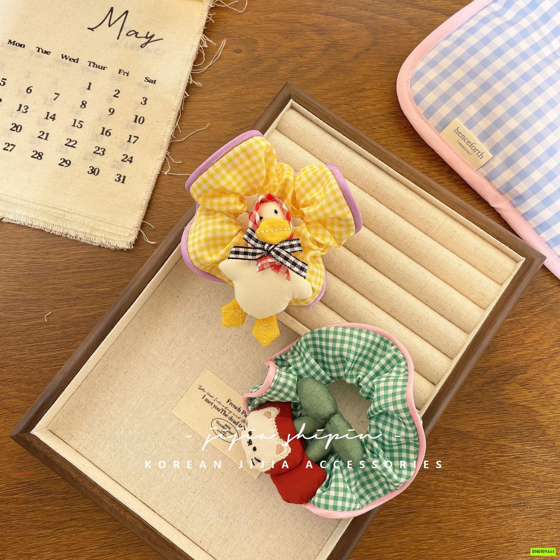 BUỘC TÓC CARO GẮN THÚ BÔNG ĐÁNG YÊU