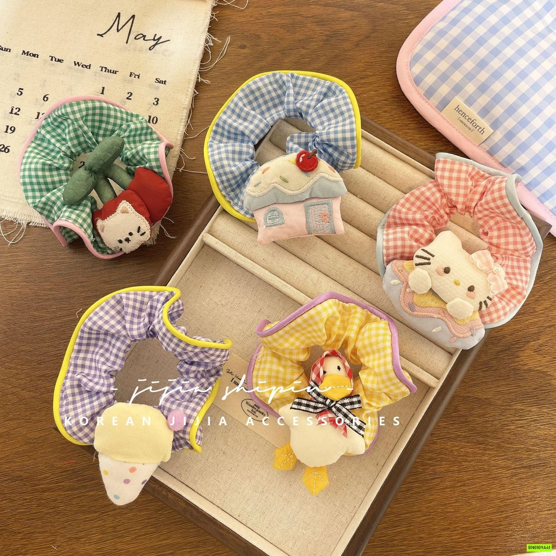 BUỘC TÓC CARO GẮN THÚ BÔNG ĐÁNG YÊU