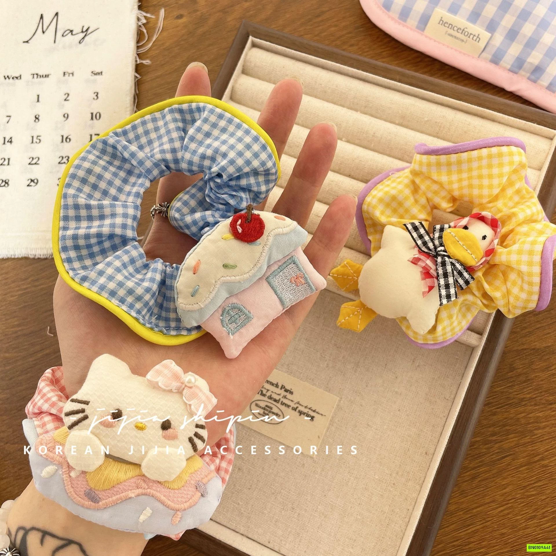 BUỘC TÓC CARO GẮN THÚ BÔNG ĐÁNG YÊU