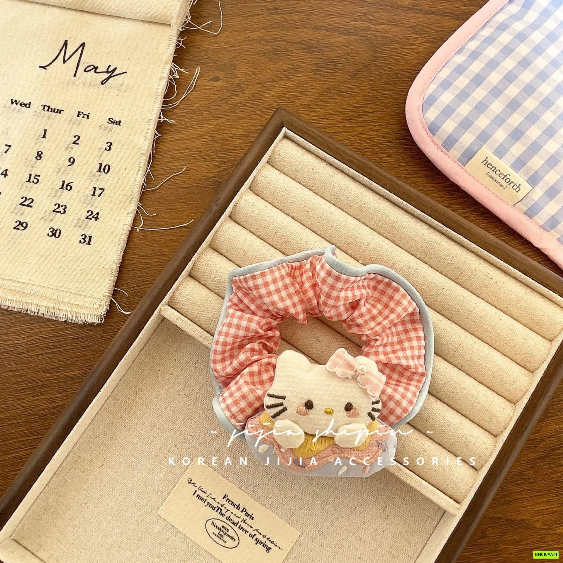 BUỘC TÓC CARO GẮN THÚ BÔNG ĐÁNG YÊU