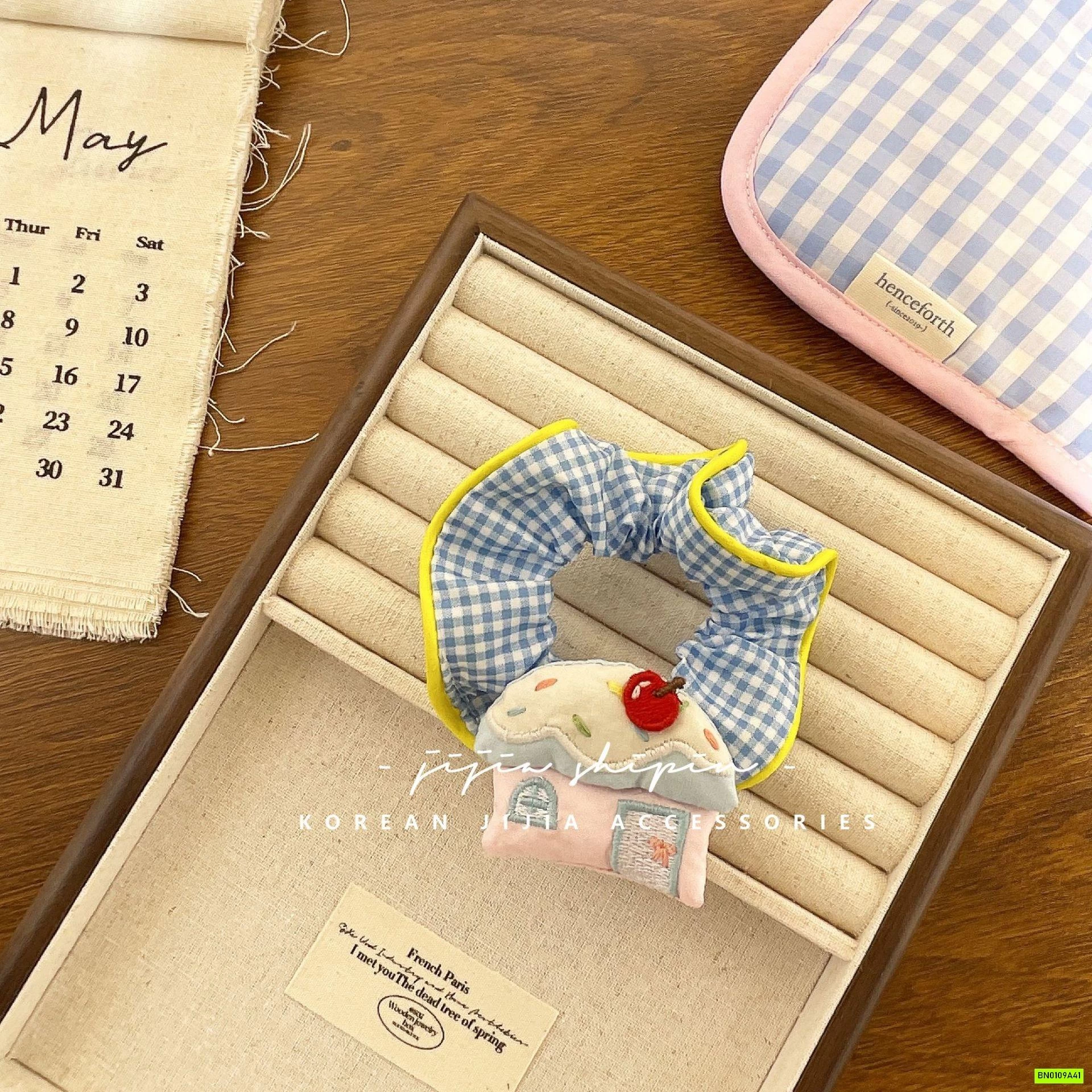 BUỘC TÓC CARO GẮN THÚ BÔNG ĐÁNG YÊU