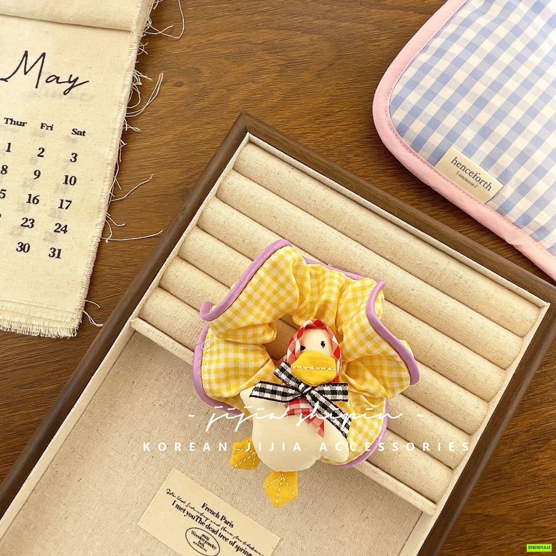 BUỘC TÓC CARO GẮN THÚ BÔNG ĐÁNG YÊU