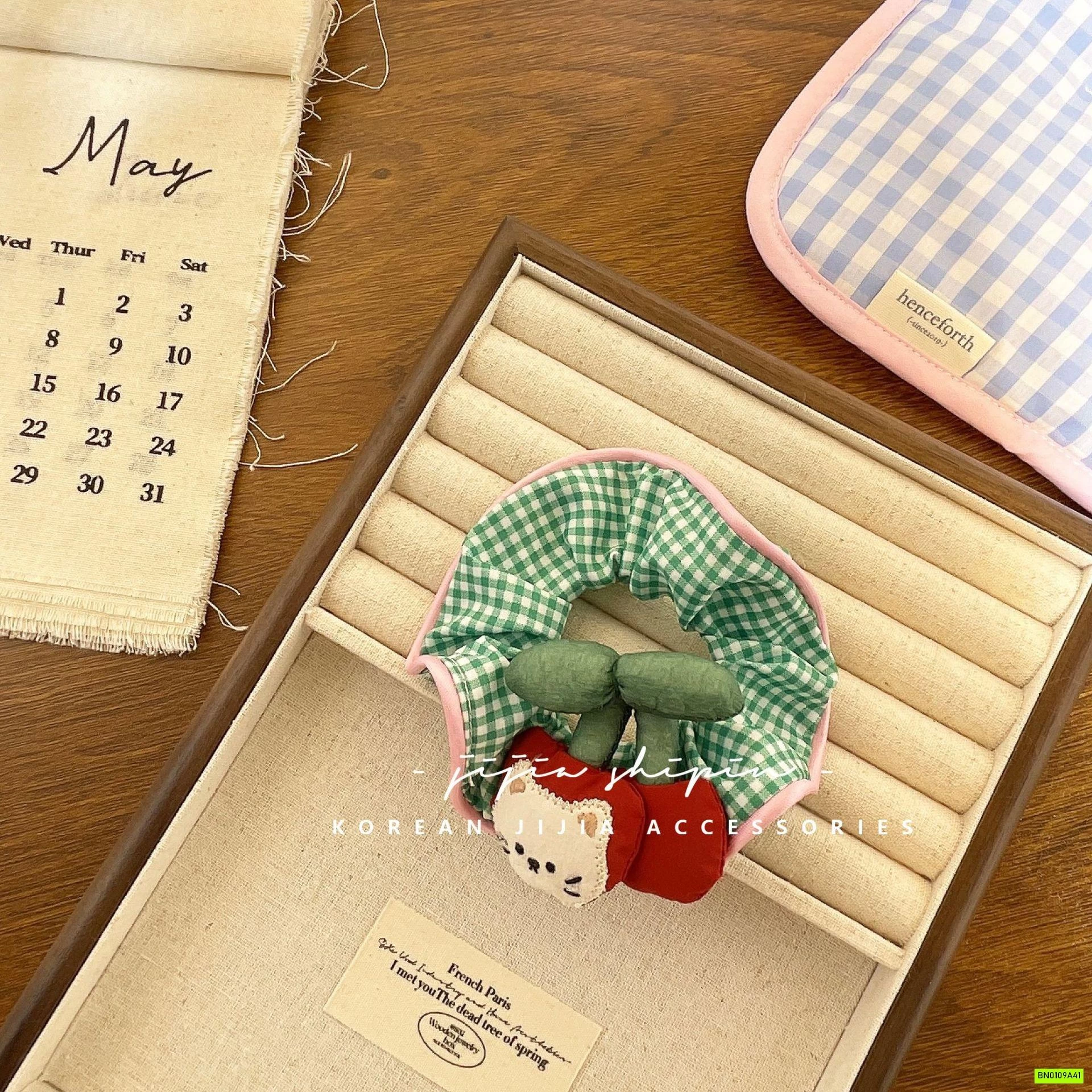 BUỘC TÓC CARO GẮN THÚ BÔNG ĐÁNG YÊU