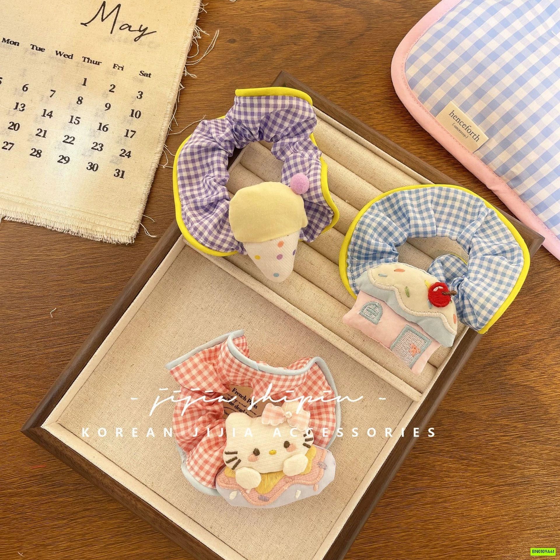 BUỘC TÓC CARO GẮN THÚ BÔNG ĐÁNG YÊU