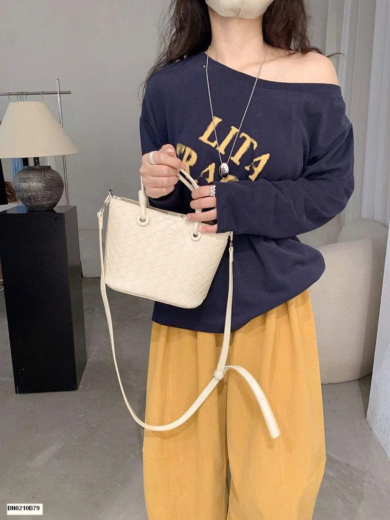 ÁO THUN DÀI TAY LỆCH VAI IN CHỮ CHO NỮ