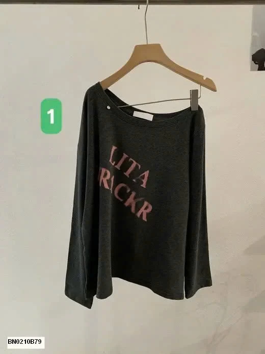 ÁO THUN DÀI TAY LỆCH VAI IN CHỮ CHO NỮ