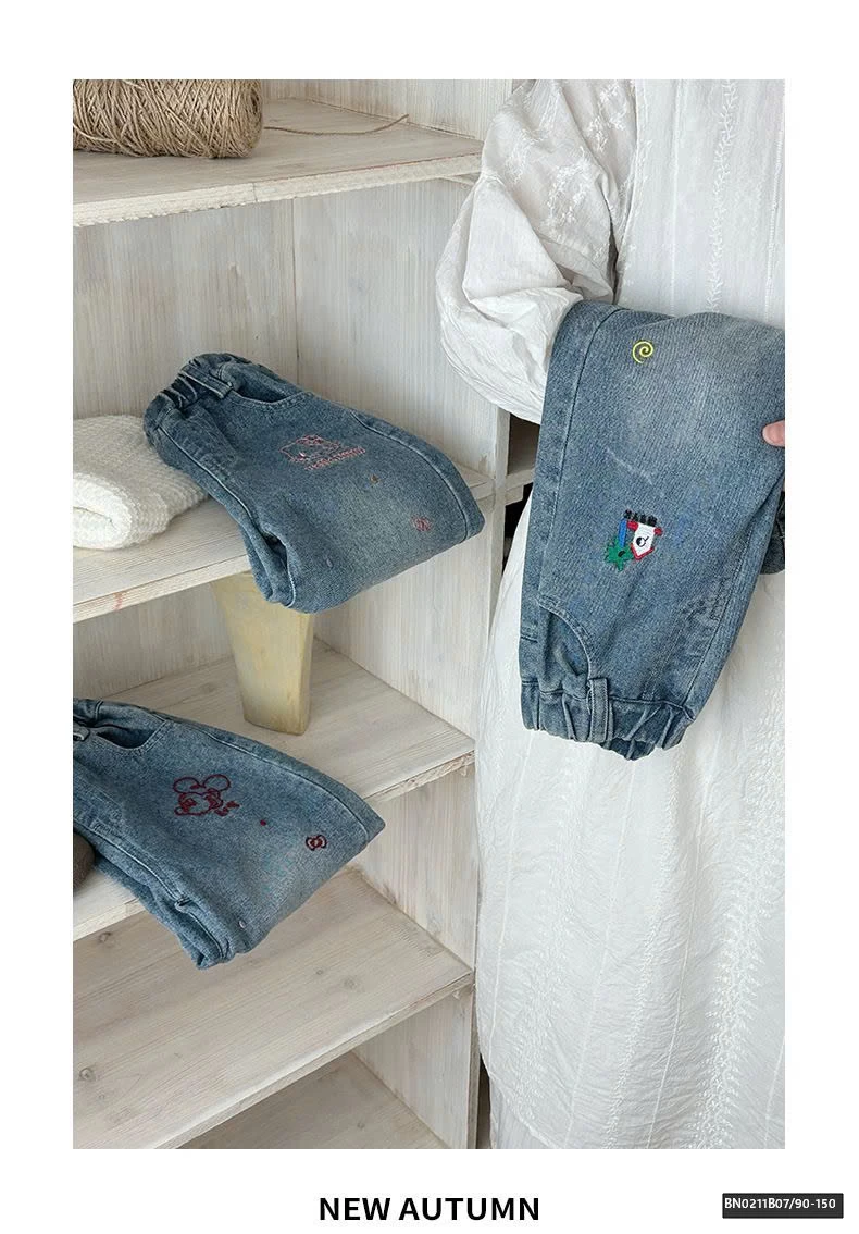 QUẦN JEAN THÊU HÌNH
