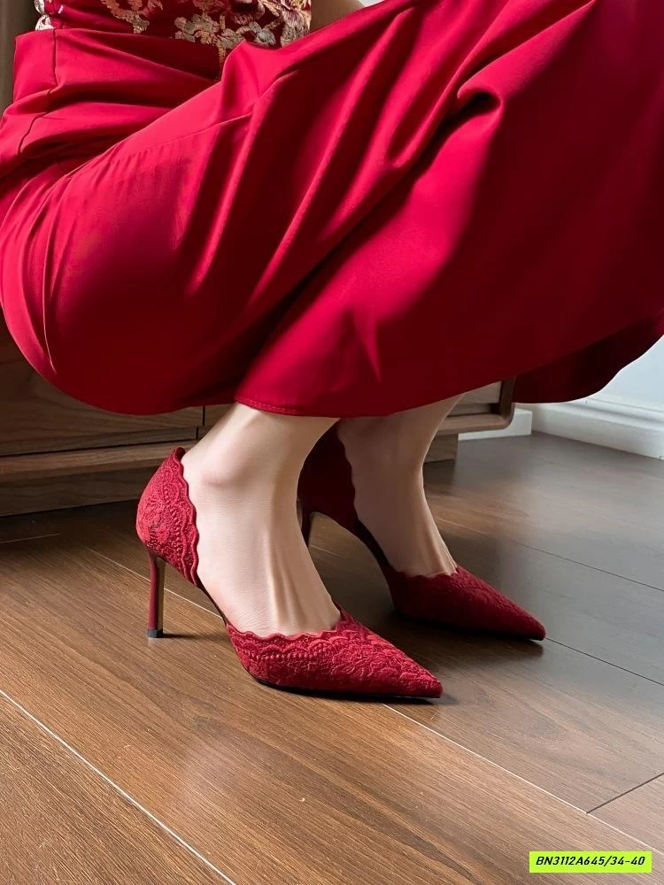 GIÀY CAO GÓT MŨI NHỌN ĐỎ REN THÊU