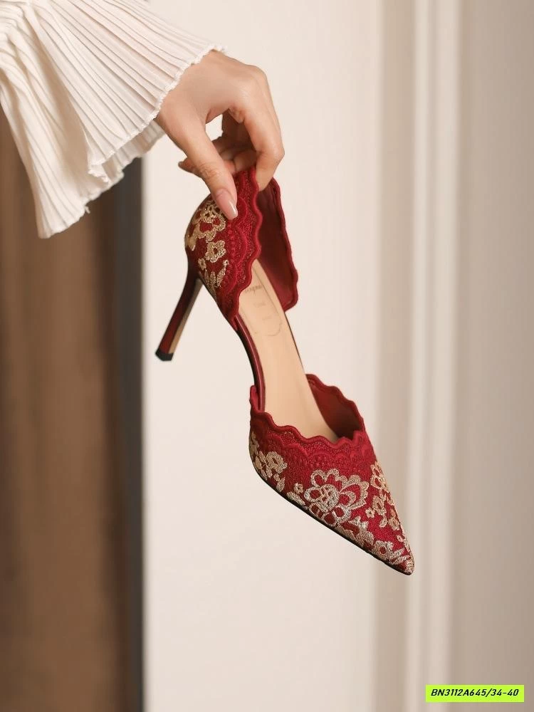 GIÀY CAO GÓT MŨI NHỌN ĐỎ REN THÊU
