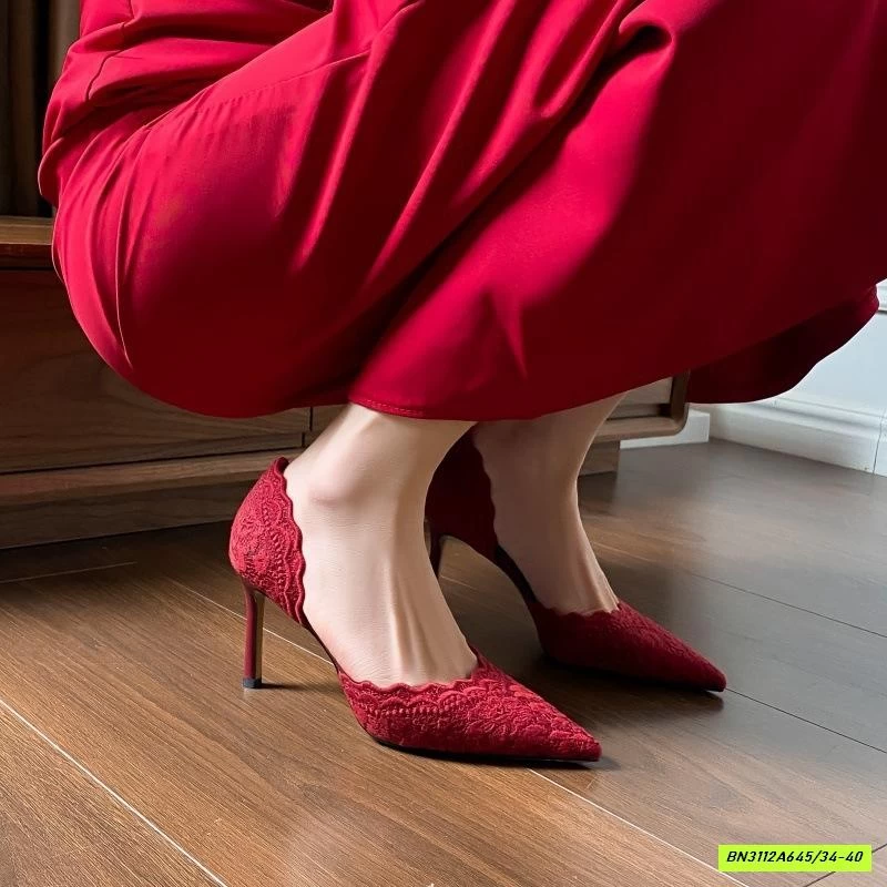 GIÀY CAO GÓT MŨI NHỌN ĐỎ REN THÊU