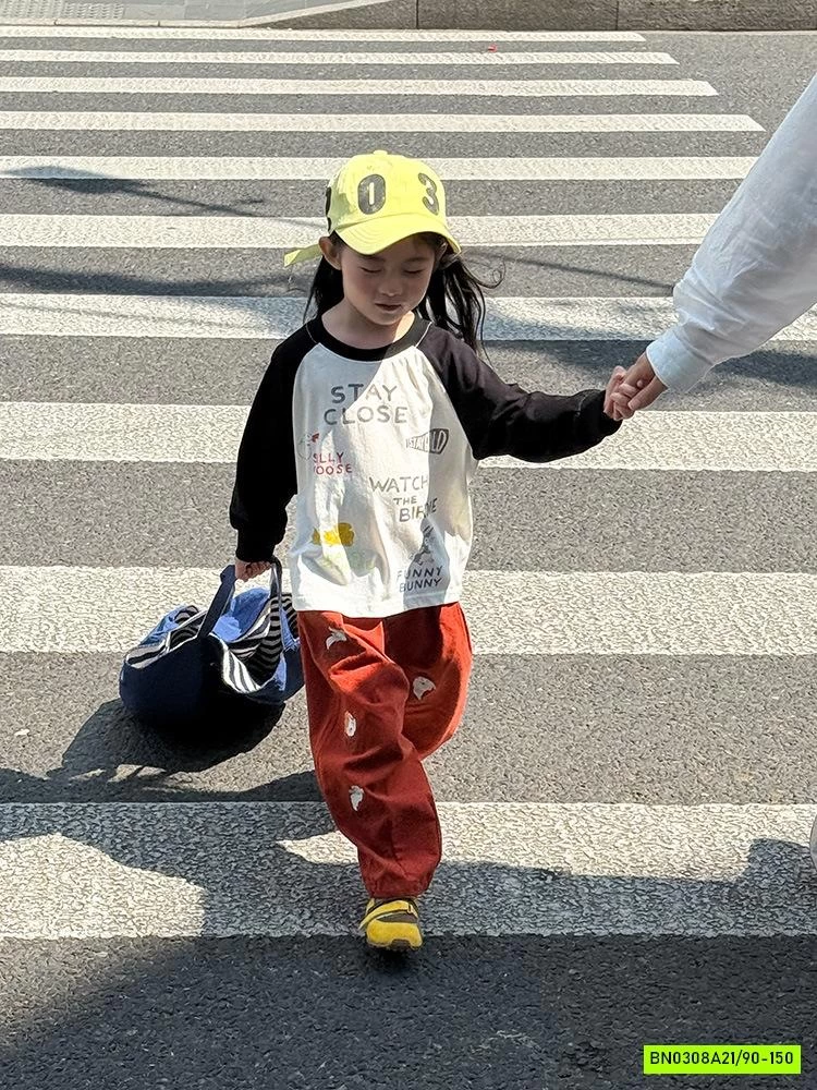 ÁO THUN HÌNH PHỐI MÀU TAY