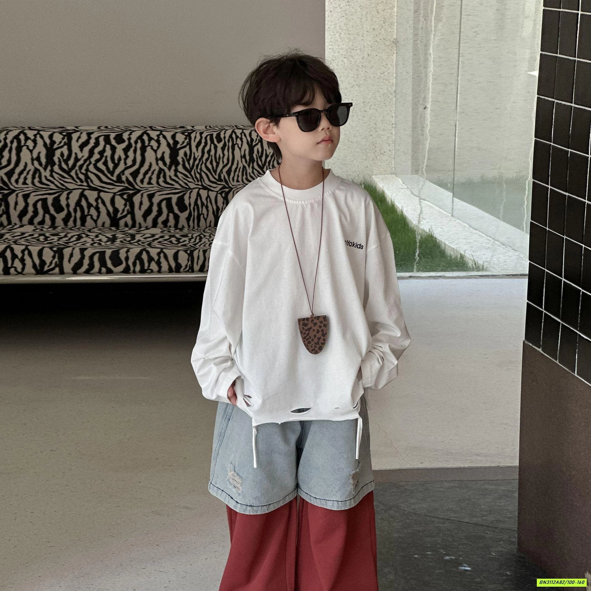 ÁO THUN RÁCH THÊU CHỮ HY25350