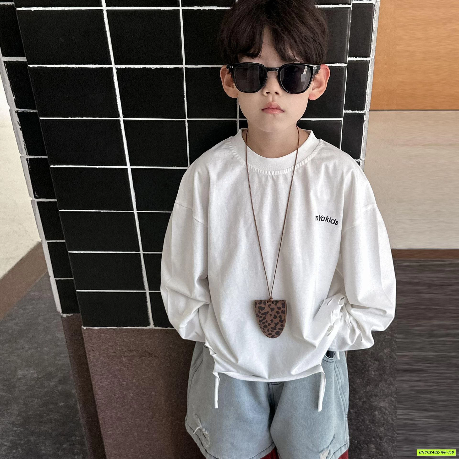 ÁO THUN RÁCH THÊU CHỮ HY25350