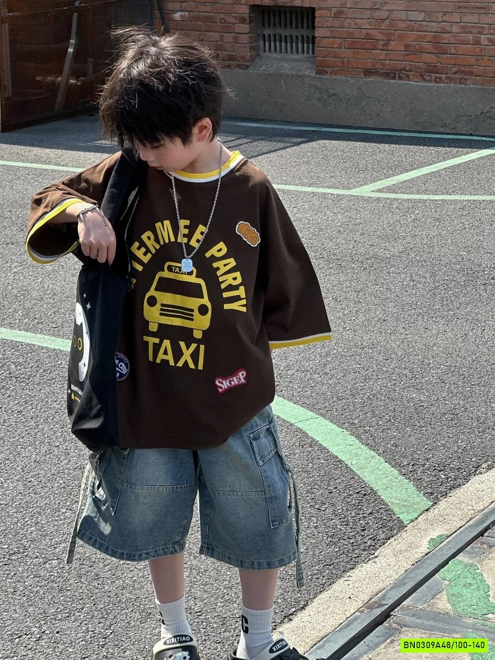 ÁO THUN NÂU IN CHỮ VÀNG