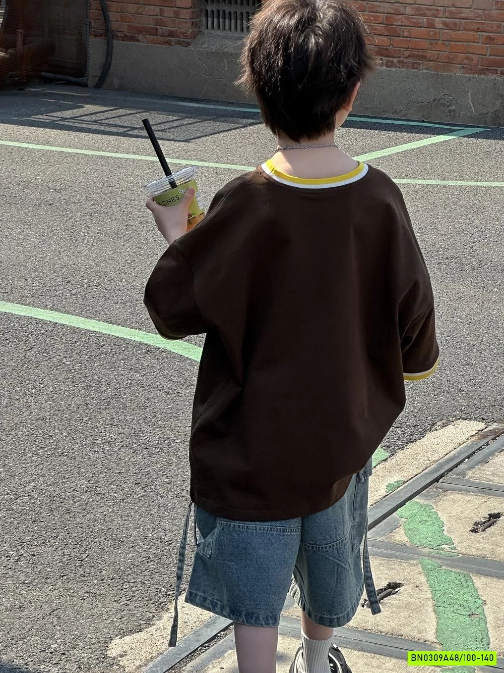 ÁO THUN NÂU IN CHỮ VÀNG