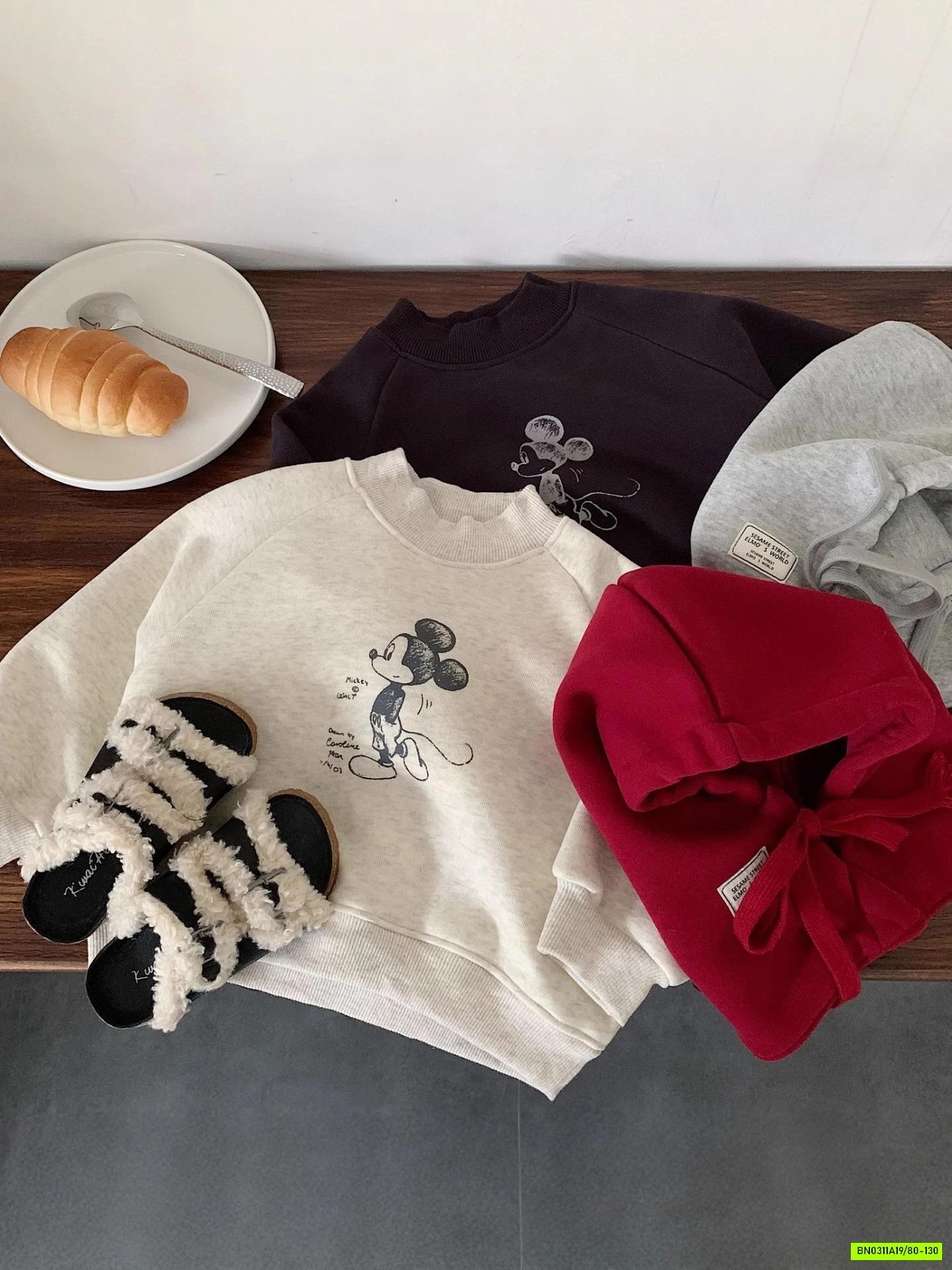 ÁO NỈ MICKEY LÓT LÔNG CỪU KÈM MŨ